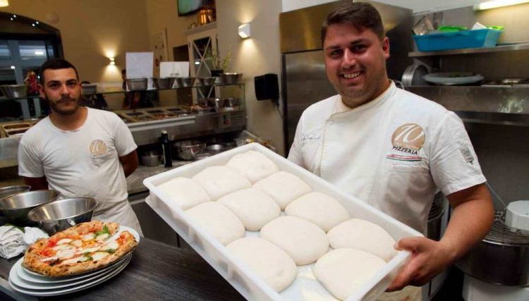 Pizzaiolo su Fb,rapinato come in Gomorra: ‘Mi hanno messo in ginocchio con pistola puntata alla testa’