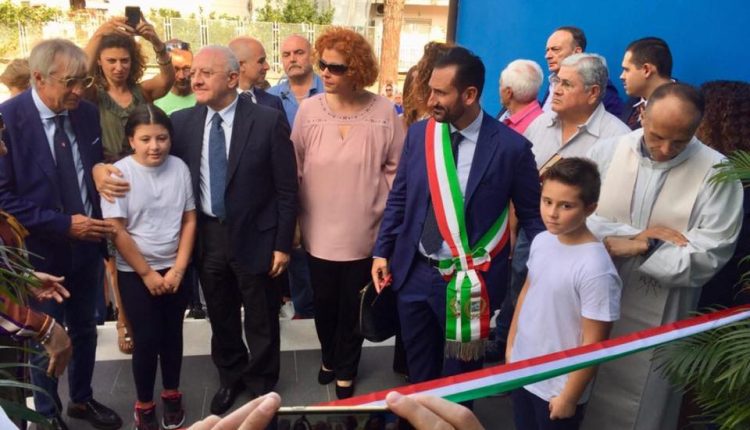 Contro tutto e tutti, oggi è un giorno speciale. Il primo cittadino Vincenzo Fiengo e il Governatore De Luca inaugurano la scuola Luca Giordano, da anni inagibile