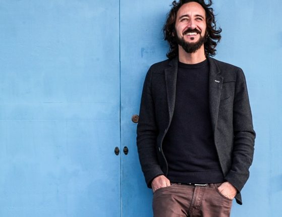 Il cantautore campano – già bassista di Songs For Ulan e altri – racconta oggetti, cicli, tempo e cambiamento nel brano tratto dal debutto solista ‘Shurhùq’. Partecipa Chiara Carnevale, regia di Stefano Cormino