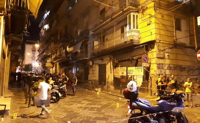 Nuova ‘stesa’, danneggiate auto a Napoli. Colpi in strada periferia est, Polizia trova dieci bossoli