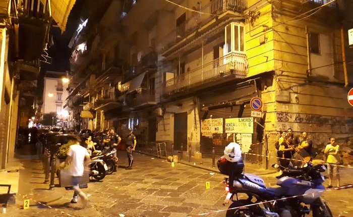 Far west Napoli: sei colpi contro centro scommesse, 13enne ferito