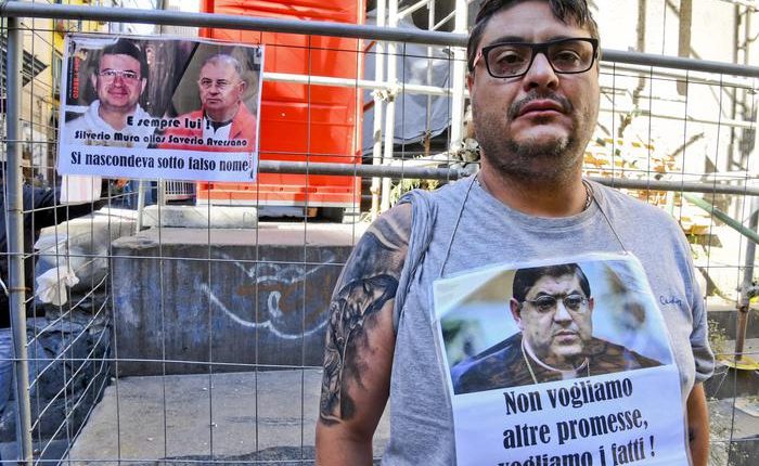 Vittima di abusi “pronto a tagliarmi le vene”, Sit-in vicino al Duomo,’non sono pazzo ma cerco giustizia’