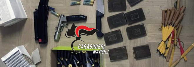 Armi e droga più botte ai carabinieri: arrestati padre e figli nel Napoletano