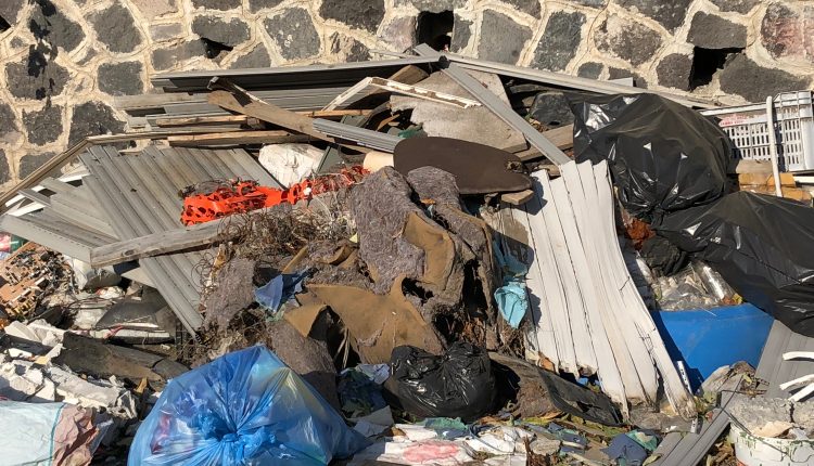 DISCARICHE A CIELO APERTO – Anche l’amianto tra i rifiuti abbandonati a via Lagno a Pollena Trocchia