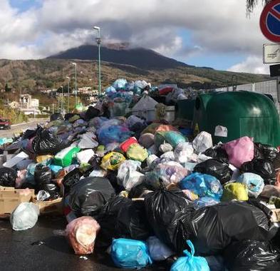 I rifiuti “comnpromettono” la vista del Vesuvio: ammassi spazzatura non raccolta ostruiscono anche le strade