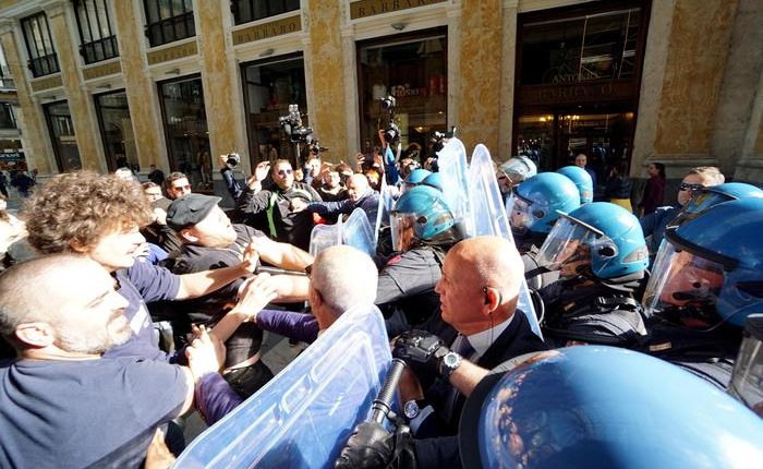 Salvini a Napoli per il comitato di ordine pubblico. Tensione a sit-in: giovane colpito negli scontri con la polizia