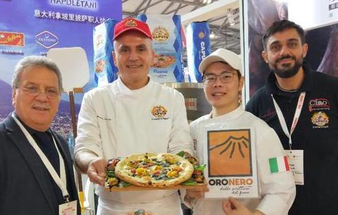Presentata dall’Associazione Pizzaiuoli Napoletani, la pizza Oronero sbarca a Pechino