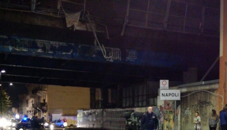 Incidente nella notte tra Cercola e Ponticelli: sfonda il guard rail e cade giù dal ponte. Per fortuna lo spericolato automobilista esce indenne dall’incidente