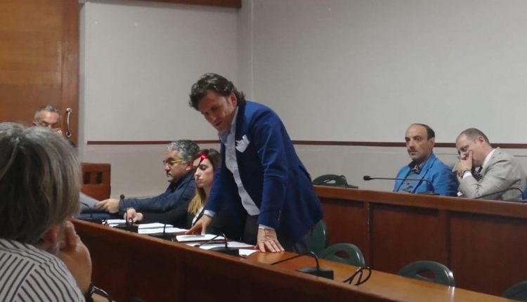 Somma Vesuviana, l’attacco di Allocca: “Atteggiamento irresponsabile della maggioranza sul Casamale. Il sindaco lascia l’aula prima della discussione”