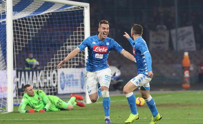 Mertens e Milik lanciano il Napoli, il Bologna ko: tifosi con il viso colorato di nero, maschere con il volto di Koulibaly