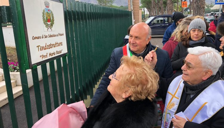 Riapre la Tendostruttura di Via Falconi a San Sebastiano al Vesuvio, il Sindaco Sannino taglia il nastro di inaugurazione