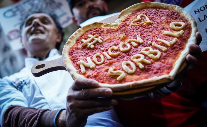 Pizzeria Sorbillo riapre, pizze gratis per tutti: ‘Non ci scoraggiamo, solo con denuncia Napoli si può risollevare’