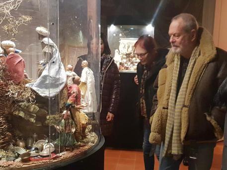 Terry Gilliam visita Villa Campolieto: Il regista Usa ammira presepe ed esedra: ‘Teatro perfetto’
