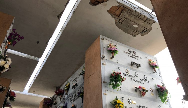 A Pollena Trocchia il cimitero è pericoloso. I soffitti del “vecchio” Camposanto cittadino sono fatiscenti