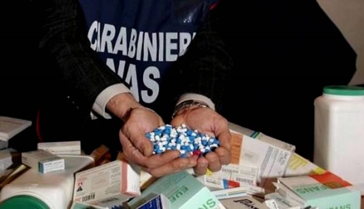 Farmaci rubati o contraffatti: 11 arresti, due farmacisti napoletani, padre e figlio