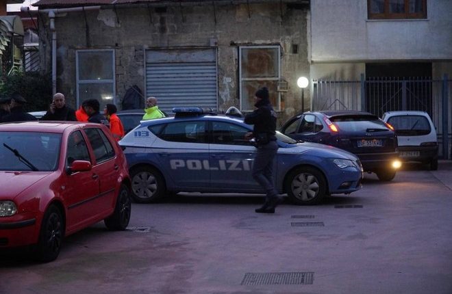 Bimbo morto in casa nel Napoletano, sulla sorella segni di percosse, la Polizia ha ascoltato la mamma e il compagno della donna