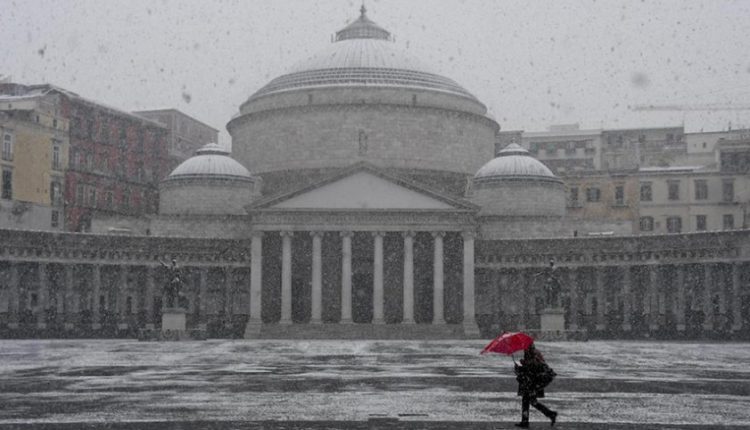 Fiocchi neve su scavi Pompei e a Napoli: selfie dei turisti tra le rovine del sito archeologico