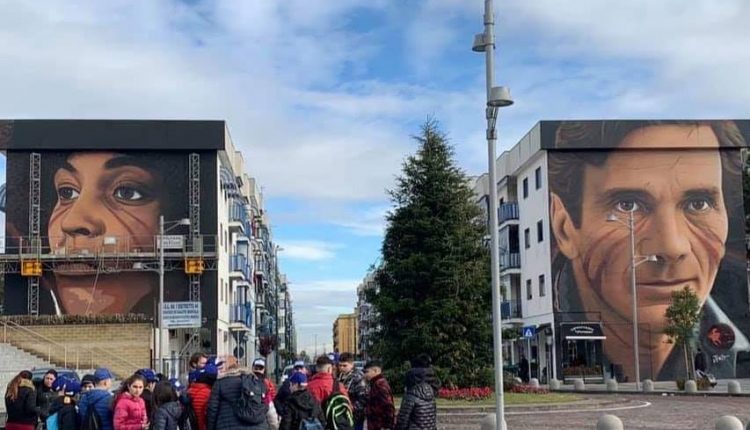 Jorit completa i murales a Scampia e incontra gli studenti. Umberto De Gregorio “Eav al fianco dei quartiere in vari progetti”