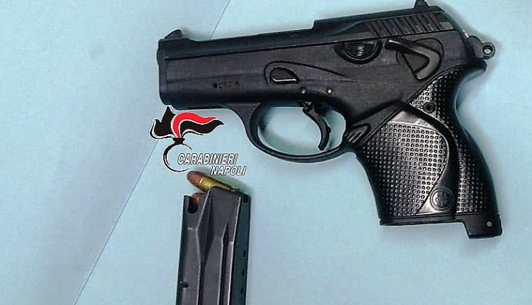 Nel Napoletano fermati due giovani: nascondevano una pistola sotto il sedile dell’auto