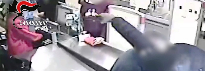 Napoli, sette rapine in due mesi: catturati i banditi del supermarket