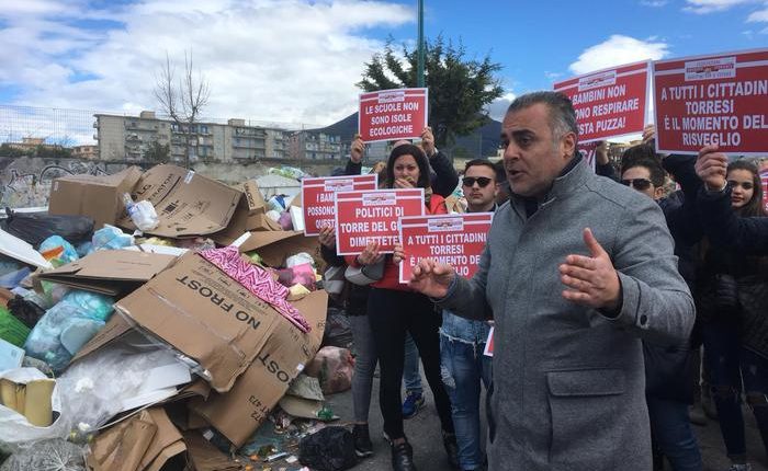 L’emergenza rifiuti: marcia di protesta a Torre del Greco. Il servizio raccolta bloccato da settimane