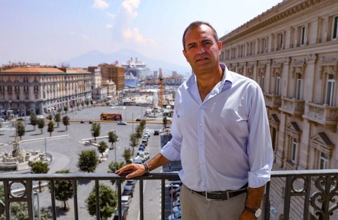 «Mai più plastica sul lungomare di Napoli», de Magistris firma l’ordinanza green in vigore dal primo maggio 