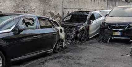 In fiamme autosalone a San Giorgio a Cremano. E’ emergenza racket: giorni fa esplose una bomba carta