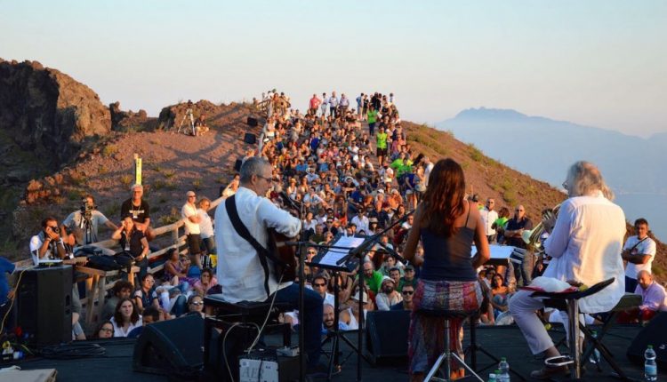 “Vesuvius Jazz” e Itinera allo spazio “Officina7”, nasce la collaborazione con Colonne and Friends. Alla presentazione Agostino Casillo, presidente dell’Ente Parco Nazionale del Vesuvio  e  Onofrio Piccolo, direttore artistico del festival Pomigliano Jazz  e i giornalisti Carlo Pecoraro e Giuseppe Pesce