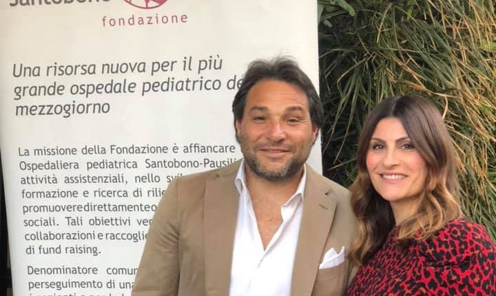 Buon cibo e solidarietà per l’Ospedale Pausilipon agli eventi organizzati da Riccardo Fernandes e Marcella Giannini alla Drogheria Bellavista di Portici: ospietae d’onore il campione del Calcio Napoli Mertens