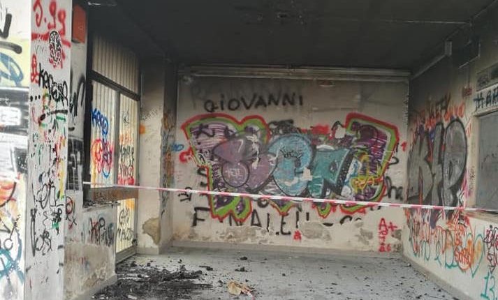 ODISSEA CIRCUMVESUVIANA – A San Giorgio a Cremano un uomo in mutande nel treno, a Pollena Trocchia stazione devastata dalle fiamme