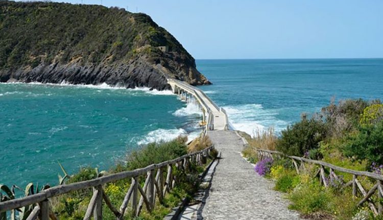 Non solo le tre regine Capri, Ischia e Procida: da Nisida a La Gaiola, le piccole isole della Campania tutte da scoprire, da soli o in piacevole compagnia