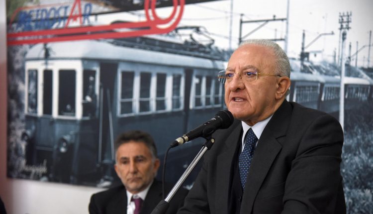 Odissea Circumvesuviana, i comitati per i diritti dei viaggiatori chiedono al Governatore De Luca di negare il premio di produttività ai dirigenti Eav
