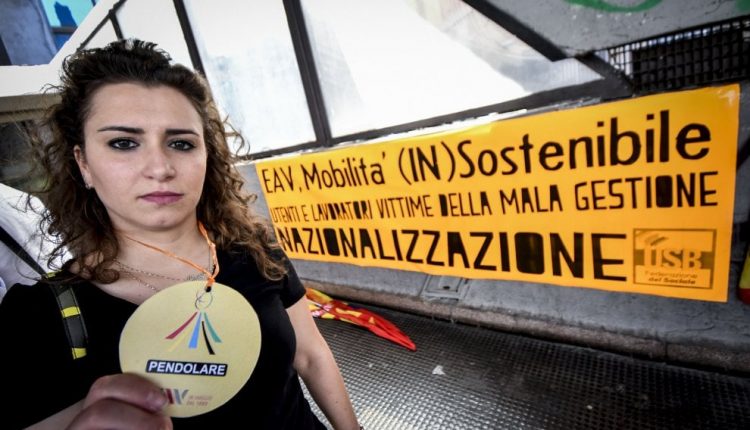 Napoli, la protesta dei pendolari della Circumvesuviana: «Chiediamo un servizio dignitoso» e il Ministro Toninelli bacchetta il Governatore De Luca