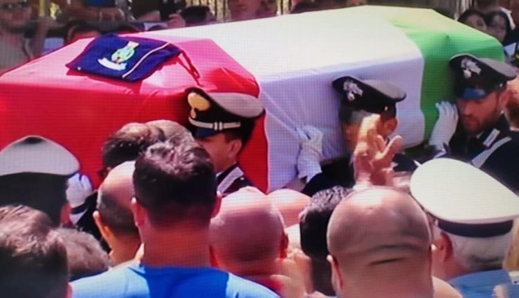 Tutto il Vesuviano piange il carabiniere ucciso: Rosa Maria in lacrime sull’altare, il feretro avvolto nel tricolore con la maglia di Insigne. Il sindaco: “Gli assassini marciscano in carcere”