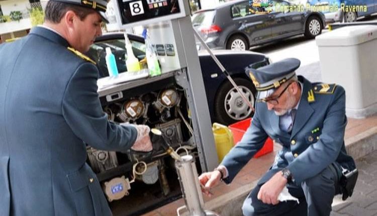 Napoli, la grande truffa della benzina low cost: 49 indagati, evasione da 766 mila euro