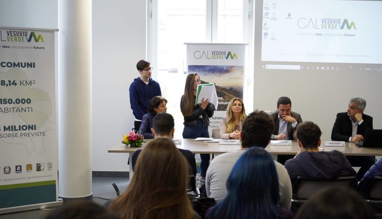 GAL Vesuvio Verde in tour: roadshow nelle piazze dei comuni per promuovere i bandi di prossima pubblicazione. Evento finale al Palazzo Mediceo, sede dell’Ente Parco Nazionale del Vesuvio. Prima tappa, piazza San Francesco ad Ottaviano