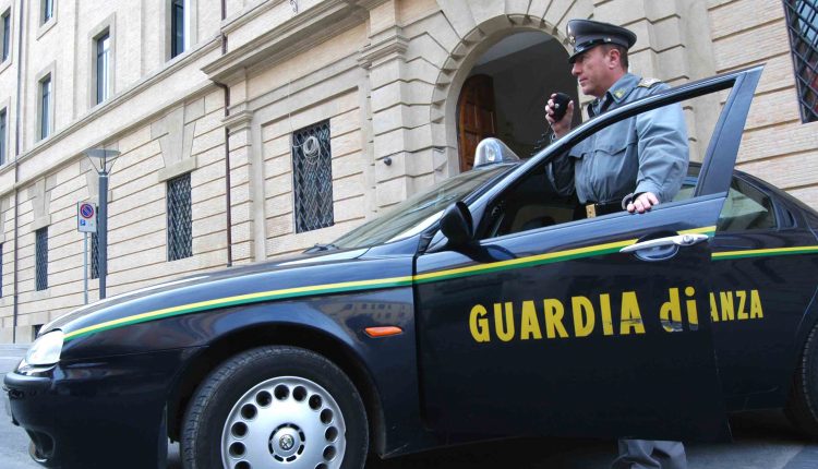 1105 Controlli della GdF tra Napoli e provincia, 77 sanzioni