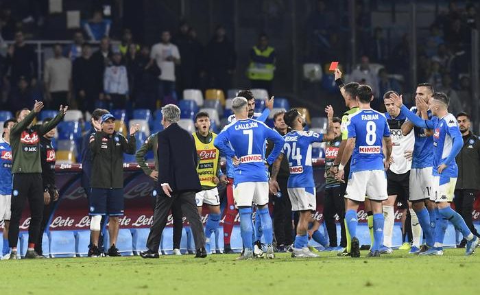 Napoli-Atalanta 2-2, decide l’ arbitro: rigore negato su Llorente, poi Atalanta sigla il pari