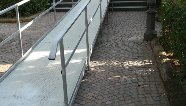 Giù le barriere architettoniche: a San Giorgio a Cremano rampe di accesso  all’interno e all’ingresso principale