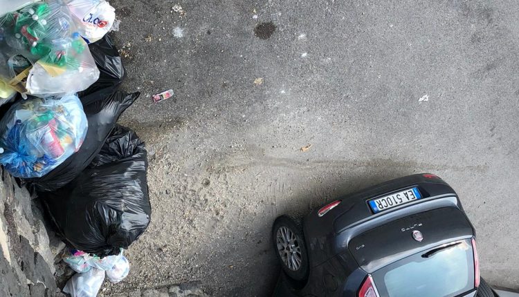 Rifiuti alla “porta” del Parco Nazionale del Vesuvio: a Pollena Trocchia è discarica Carcavone