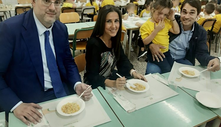 Refezione scolastica a San Giorgio a Cremano, Sindaco  e vicesindaco a pranzo con i bambini:”Pasti e servizio eccellenti” 