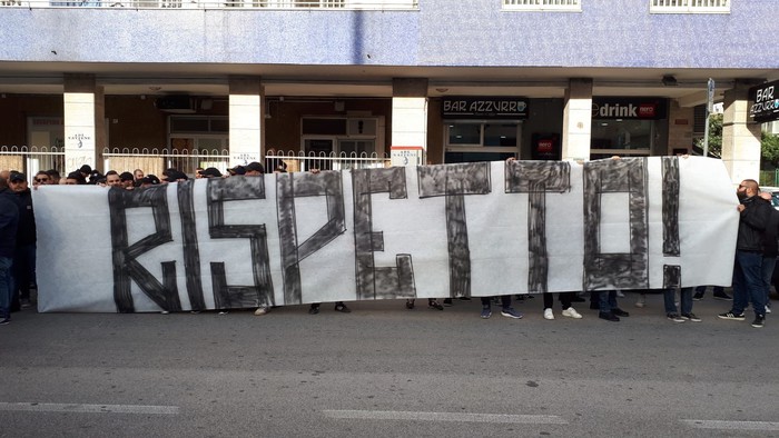 Calcio: protesta ultrà Napoli ‘Rispetto’: striscione e cori prima dell’allenamento squadra al San Paolo