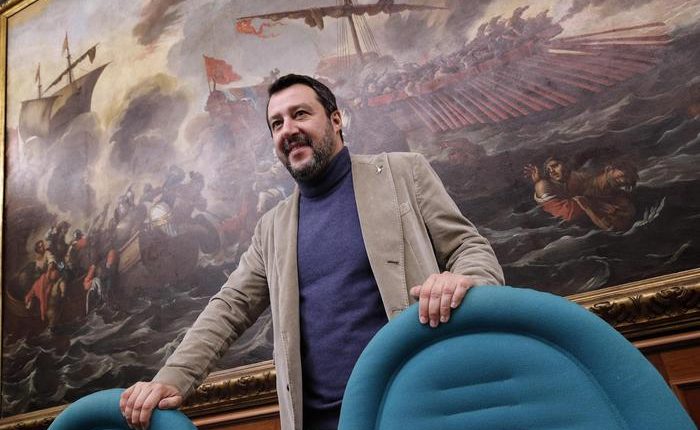Lega, dopo l’uscita di Berlusconi che lancia Caldoro, Salvini frena: “In Campania prima i programmi poi i candidati”