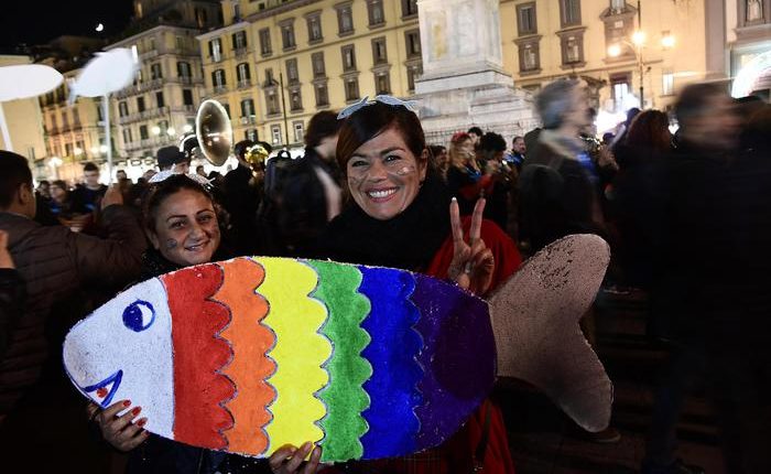 Sardine: da Napoli una grande pernacchia: in oltre in piazza Dante ‘citano’ Eduardo,’la città non si lega’