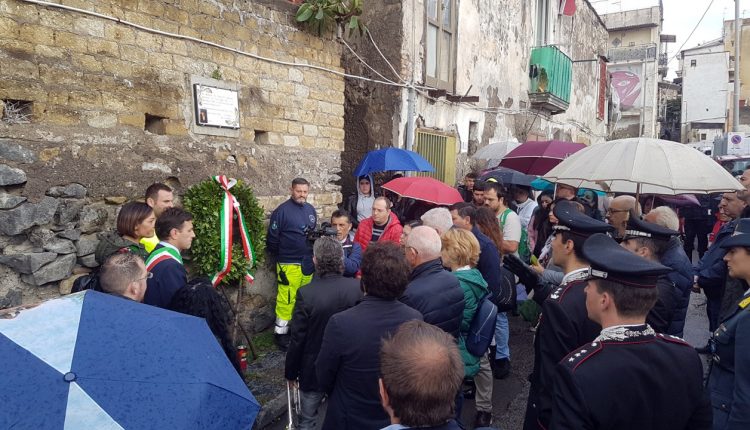 A Ercolano un piazzale intitolato a Salvatore Barbaro: a 10 anni dall’omicidio, il tratto di via Mare dedicato alla giovane vittima di camorra