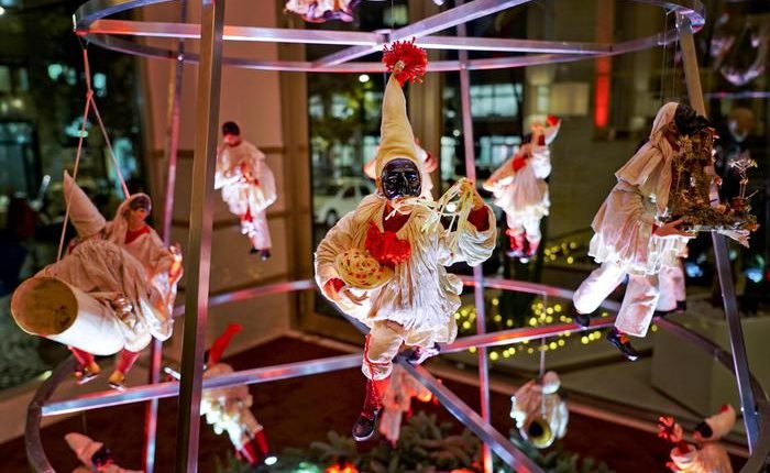 Natale: facce di Pulcinella,ecco l’albero Uè: un albergo di Napoli rinnova tradizione, installazione di Ferrigno