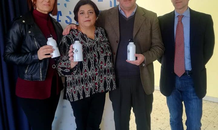 SAN SEBASTIANO AL VESUVIO E’ PLASTIC FREE CON GORI E ACQUATEC Distribuite le borraccette personalizzate agli alunni della primaria