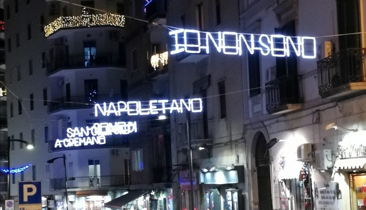 Luminarie con la frase di Massimo Troisi, il sindaco di San Giorgio a Cremano Zinno: “Polemiche strumentali da parte di chi ha la memoria corta” 