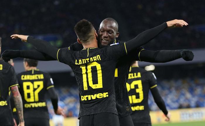 Napoli-Inter 1-3 nel posticipo: doppietta Lukaku con complicità Di Lorenzo e Meret, poi Lautaro
