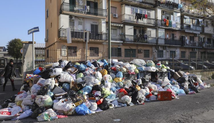 Napoli, da San Giovanni a via Toled, passando per Ponticelli  è emergenza rifiuti: cumuli sempre più alti nelle strade, in periferia si arrampicano sui palazzi
